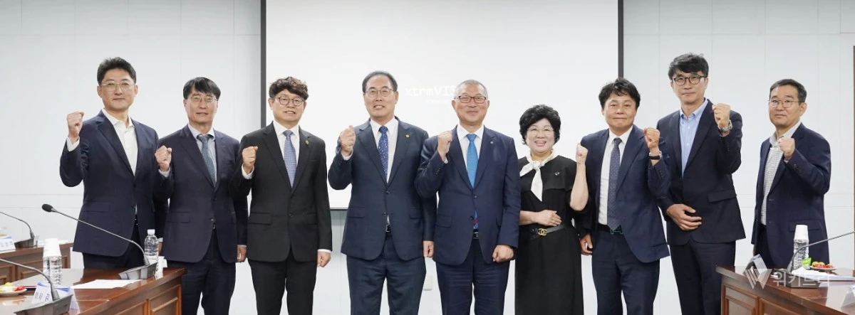 목포인재육성재단은 지난 1일 목포시청에서 2026년 임시이사회를 열어 강성휘 목포시장을 신임 이사장으로 선출했다. / 목포시