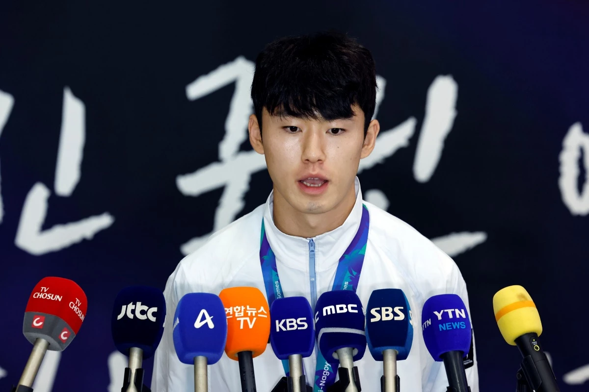 2026 아이치-나고야 아시안게임 남자축구 4연패를 만든 이민성호 이기혁이 지난 4일 오후 인천국제공항을 통해 귀국해 취재진과 인터뷰를 하고 있다. / 뉴스1
