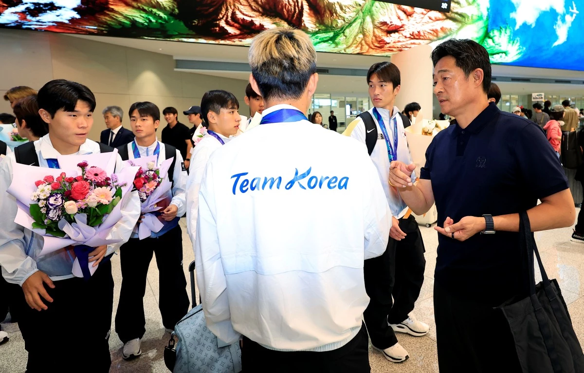 2026 아이치-나고야 아시안게임 남자축구 4연패를 만든 이민성 감독이 지난 4일 오후 인천국제공항을 통해 귀국해 양현준 등 선수들의 노고를 격려하고 있다. / 뉴스1