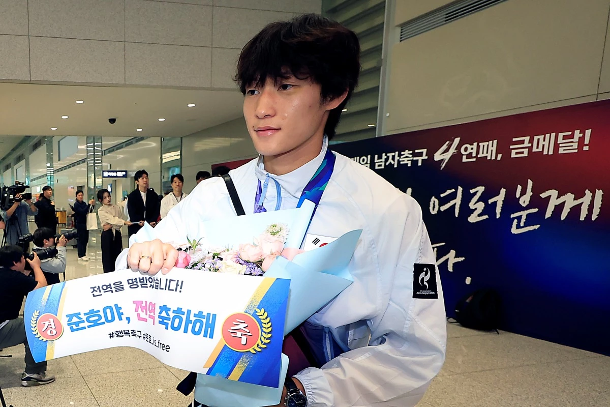 2026 아이치-나고야 아시안게임 남자축구 4연패를 만든 이민성호의 배준호가 지난 4일 오후 인천국제공항을 통해 귀국해 여성팬들이 들어달라는 종이를 들어 포즈를 취하고 있다. / 뉴스1