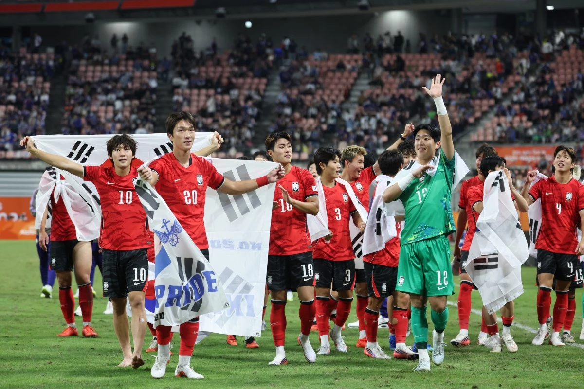 지난 3일 일본 아이치현 도요타 스타디움에서 열린 2026 아이치·나고야 아시안게임 남자 축구 결승전 대한민국과 일본의 경기, 1대 0으로 승리하며 금메달을 획득한 대한민국 선수들이 관중들에게 인사하고 있다. / 뉴스1