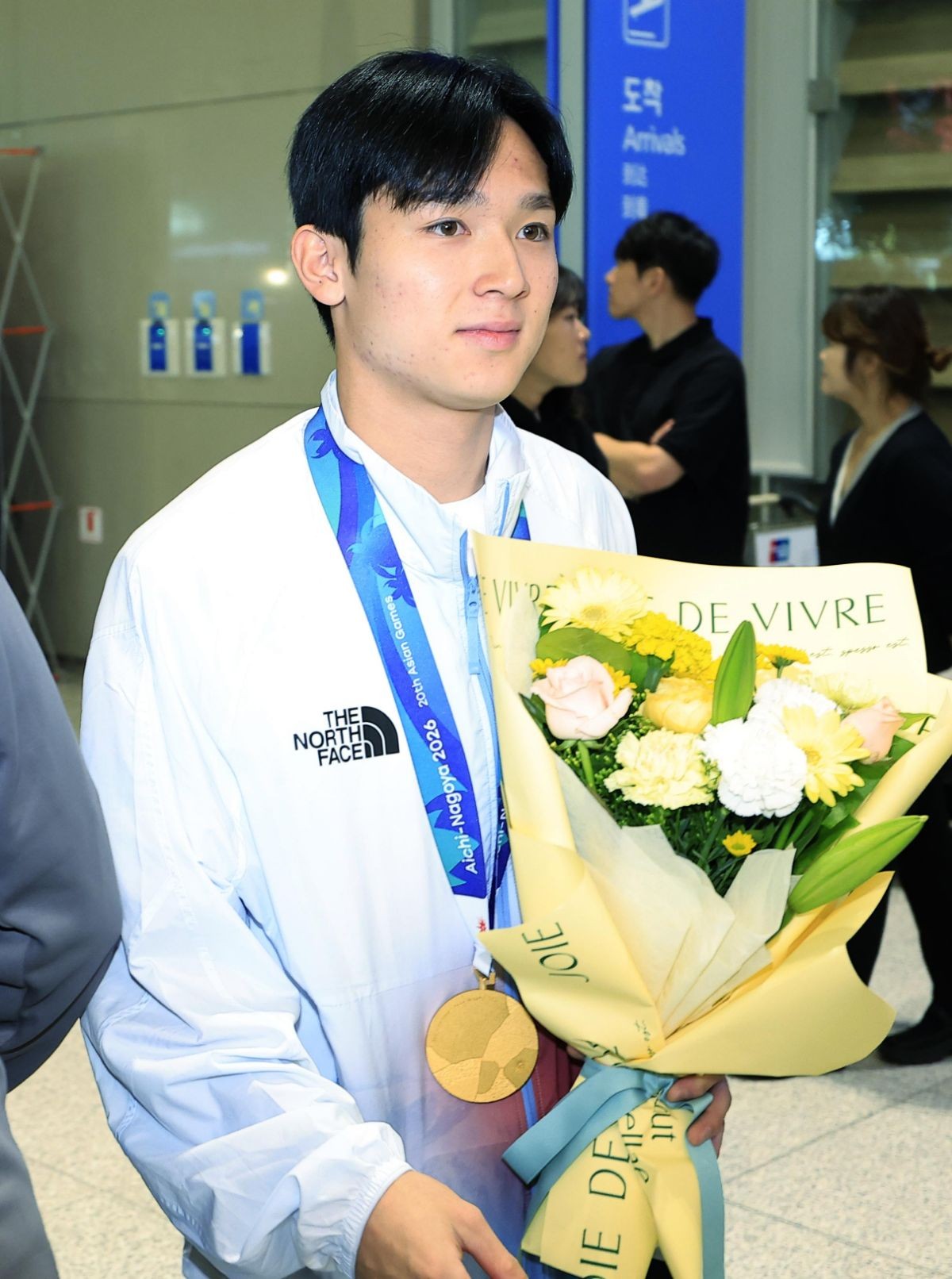 2026 아이치-나고야 아시안게임 남자축구 4연패를 만든 이민성호의 양민혁이 4일 오후 인천국제공항을 통해 귀국, 대한축구협회에서 준비한 꽃다발을 들고 조용히 이동하고 있다. / 뉴스1