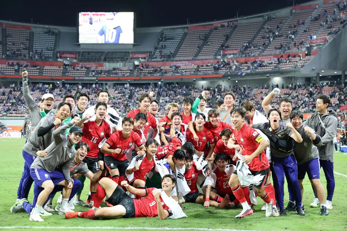 지난 3일 일본 아이치현 도요타 스타디움에서 열린 2026 아이치·나고야 아시안게임 남자 축구 결승전 대한민국과 일본의 경기, 1대 0으로 승리하며 금메달을 획득한 대한민국 선수들이 기념촬영을 하고 있다.  / 뉴스1
