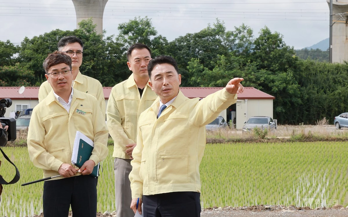 이남오 함평군수가 우기철 재해위험지구를 점검하고 있다. / 함평군