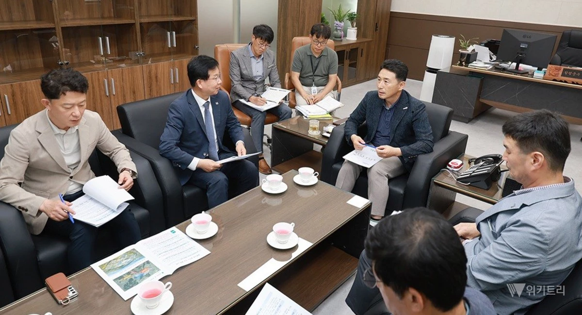 이남오 함평군수가박병규 광산구청장과 면담을 하고 있다. / 함평군