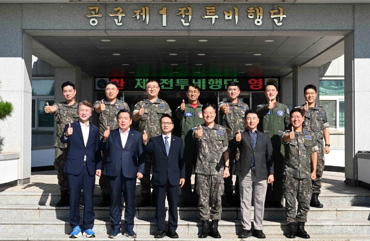 이남오 함평군수가 광주공군제1전투비행단에서 열린 현장간담회에 참석해 기념촬영을 하고 있다. / 함평군