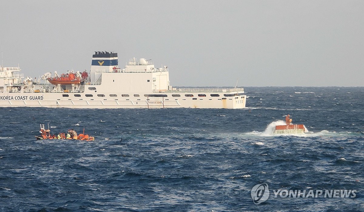 제주 차귀도 해상서 실종자 수색하는 해경 / 연합뉴스