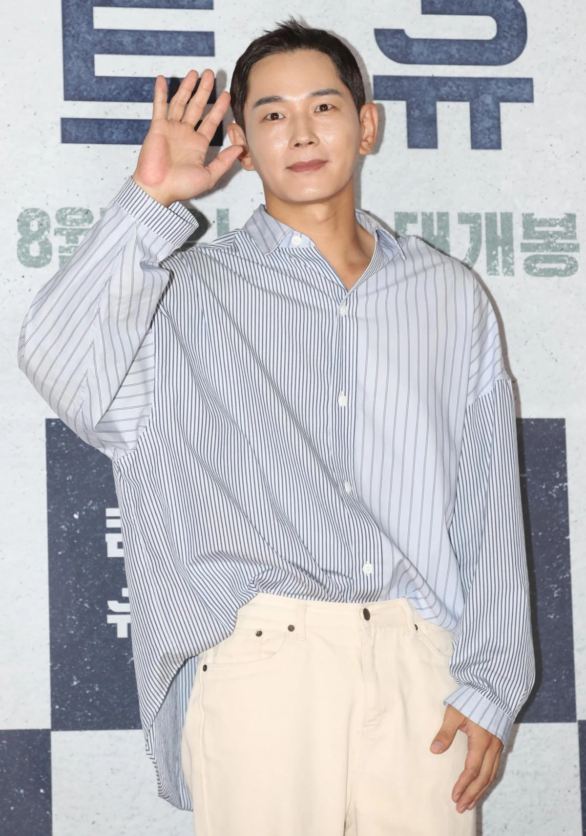 배우 온주완이 2023년 서울 송파구 롯데시네마 월드타워에서 열린 영화 '콘크리트 유토피아' VIP 시사회에서 포즈를 취하고 있다. / 뉴스1