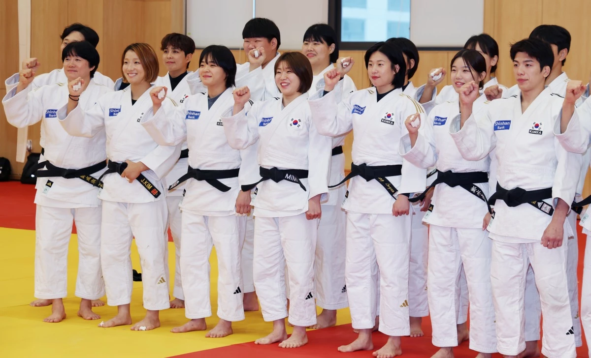 유도 국가대표팀 허미미, 김지수 등 선수들이가 지난달 충북 진천선수촌에서 열린 2026 아이치-나고야 아시아경기대회 미디어데이에서 공개 훈련에 앞서 기념촬영을 하고 있다. / 뉴스1