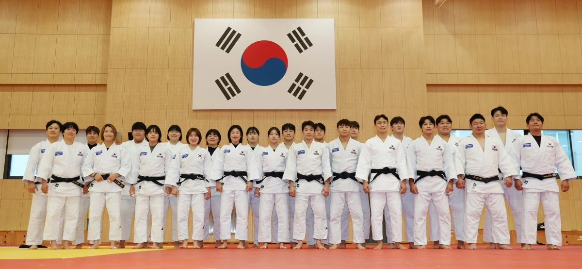 지난달 충북 진천선수촌에서 열린 2026 아이치-나고야 아시아경기대회 유도 국가대표 미디어데이에서 공개 훈련에 서 정성숙 유도 대표팀 감독과 황희태 남자 대표팀 감독 등 선수들이 기념촬영을 하고 있다. / 뉴스1