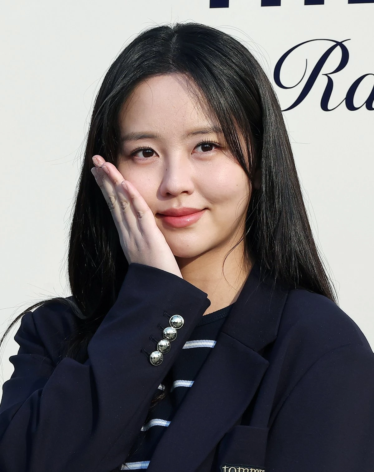 배우 김소현이 지난해 서울 강남구 코엑스에서 열린 더 힐피거 레이싱 클럽 포토월에 참석해 포즈를 취하고 있다. / 뉴스1