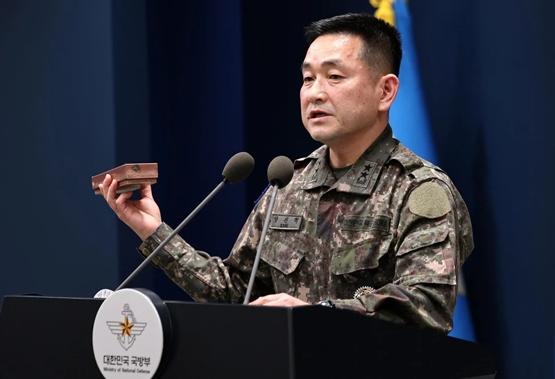 北 지뢰 들어보이는 양진혁 합참 작전부장 / 뉴스1
