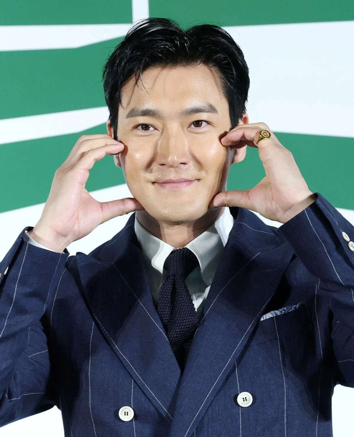 배우 최시원이 지난해 서울 광진구 롯데시네마 건대점에서 열린 영화 ‘로비’(감독 하정우) 제작보고회에 참석해 포즈를 취하고 있다.   / 뉴스1