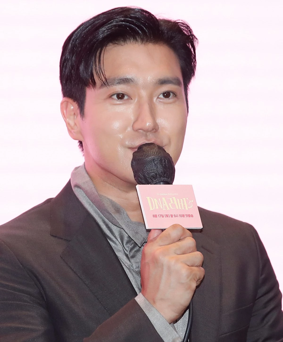 배우 최시원이 2024년 서울 영등포구 글래드 여의도에서 진행된 TV 조선 새 주말 미니시리즈 'DNA 러버' 제작발표회에서 인사말을 하고 있다. / 뉴스1