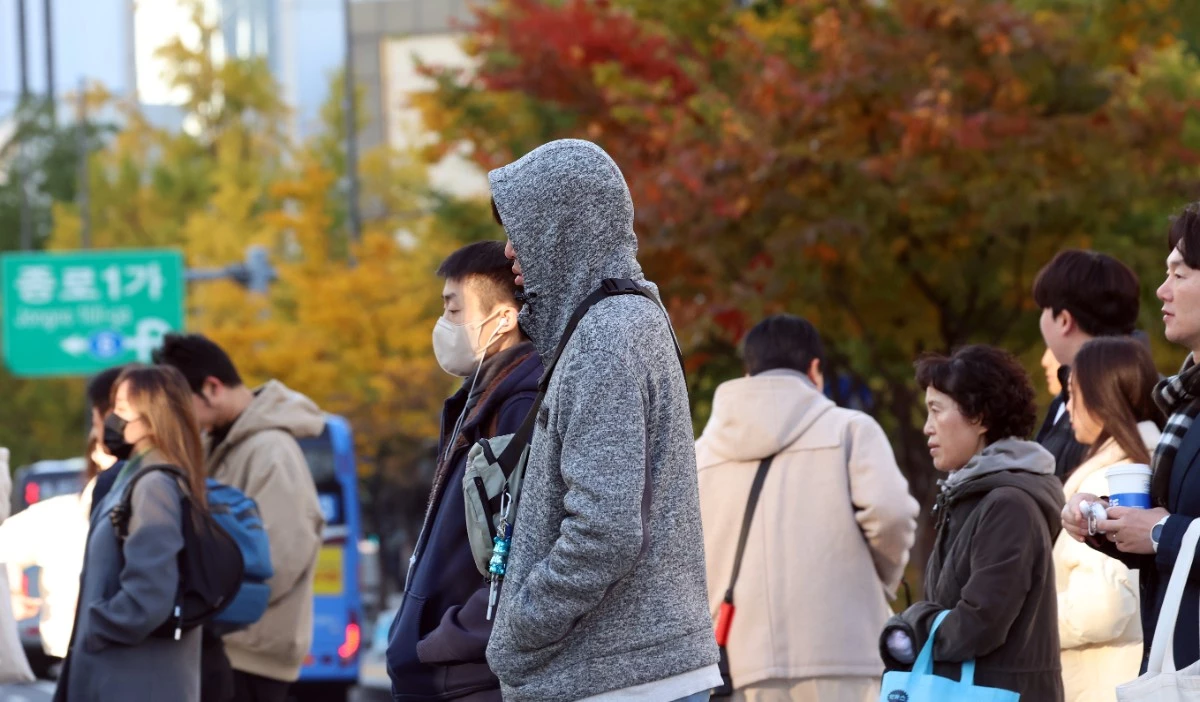 가을 추위에 외투를 입은 시민들 / 뉴스1
