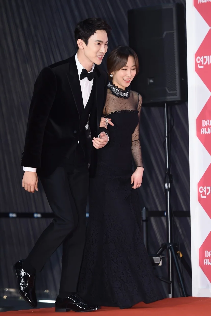 티저와 달라진 구도, 등을 돌렸던 두 사람이 마주 서다 / 유연석·서현진 (사진=뉴스1)