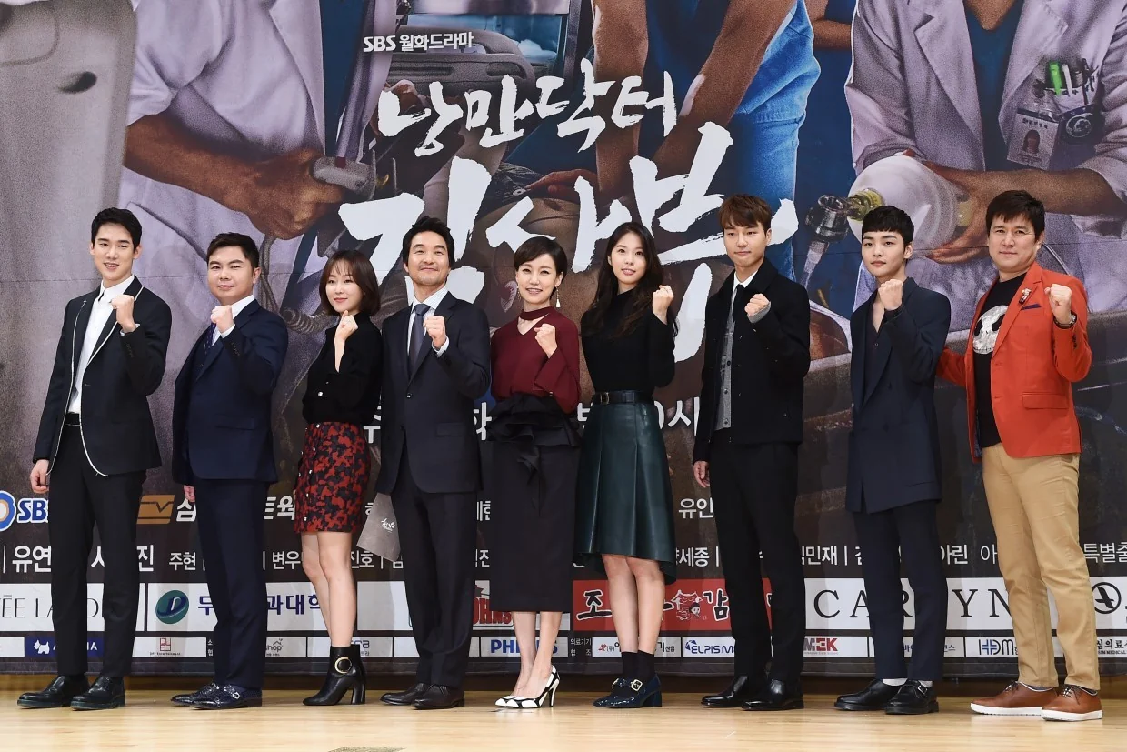 사실을 말하는 남자 민준호, 진실을 주장하는 여자 강지선 / 유연석·서현진 (사진=뉴스1)