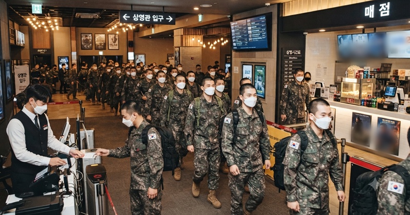 '부대 예산'으로 영화 암살자(들) 단체 관람한 육군 부대 