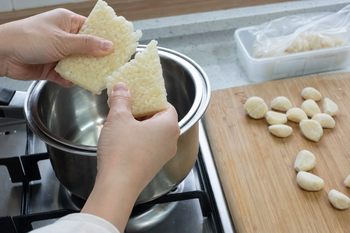 얼린 마늘은 녹이지 않고 바로 쓴다 — 내용 이해를 돕는 AI 이미지