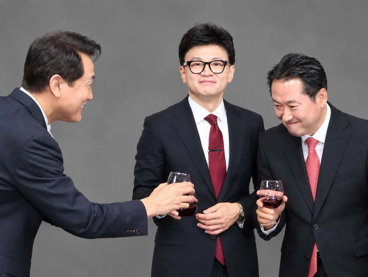 왼쪽부터 오세훈 서울시장, 한동훈 무소속 의원, 장동혁 국민의힘 대표. 한 의원이 국민의힘에서 대표격인 비상대책위원장을 맡았을 시절인 2024년 1월 1일 서울 여의도 국민의힘 중앙당사에서 열린 2024년 신년인사회에서 건배를 하고 있는 모습을 촬영한 것이다. 당시 장 대표는 사무총장이었다. / 뉴스1