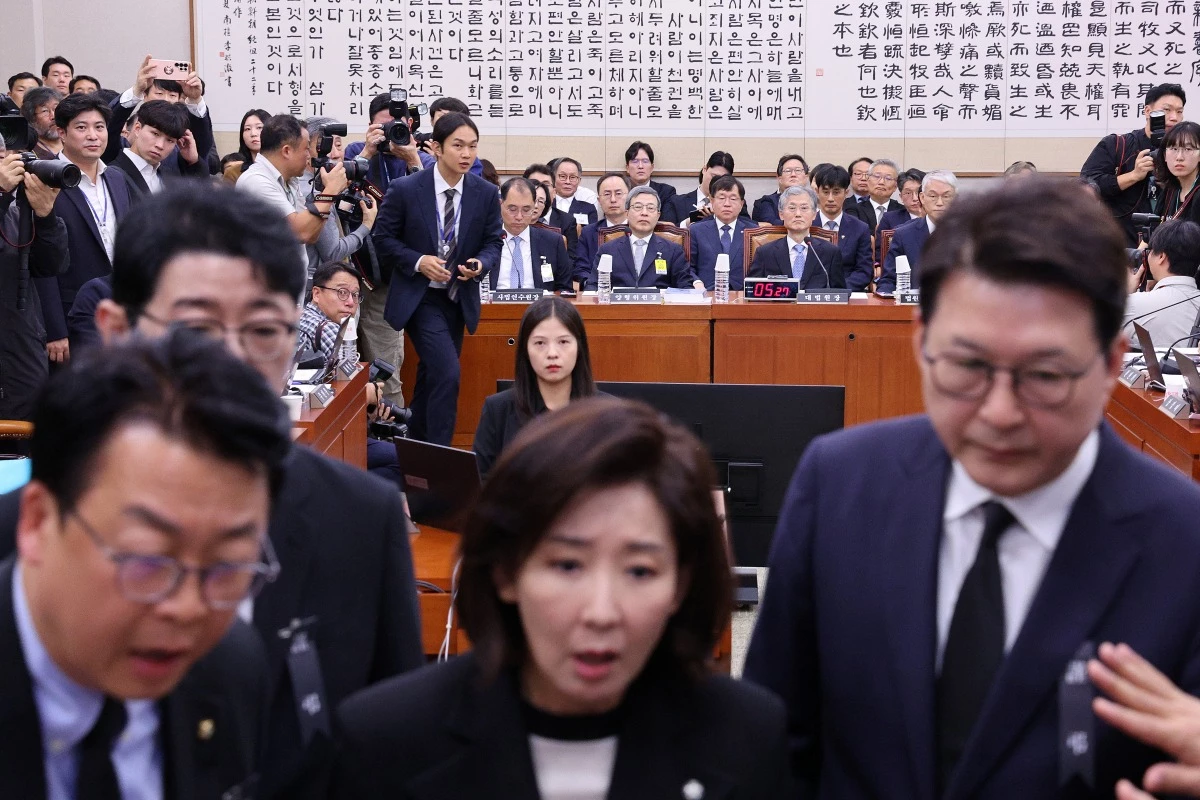 나경원 의원을 비롯한 국민의힘 법제사법위원들이 지난해 10월 13일 서울 여의도 국회에서 열린 대법원 등에 대한 국정감사에서 추미애 위원장에게 항의하고 있다. 조희대 대법원장이 자리에 앉아 있다. / 뉴스1