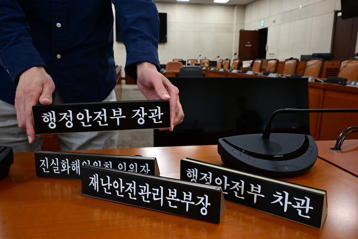 국정감사를 하루 앞둔 지난 5일 서울 여의도 국회 행정안전위원회 회의실에서 관계자가 국감 준비를 하고 있다. / 뉴스1