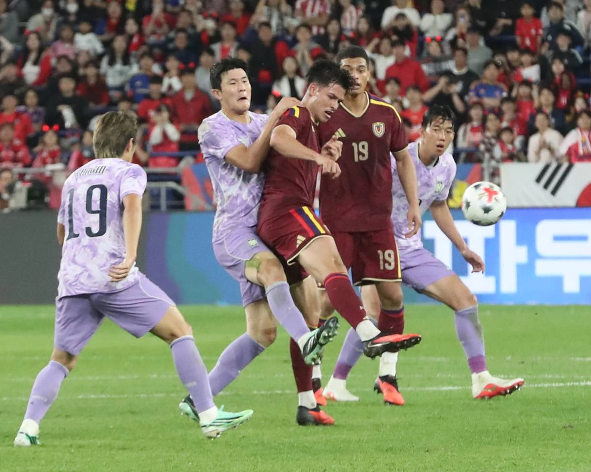 지난 2일 울산 남구 문수월드컵경기장에서 열린 축구 국가대표팀 평가전 대한민국과 베네수엘라의 경기, 대한민국 김민재가 수비를 하고 있다 / 뉴스1