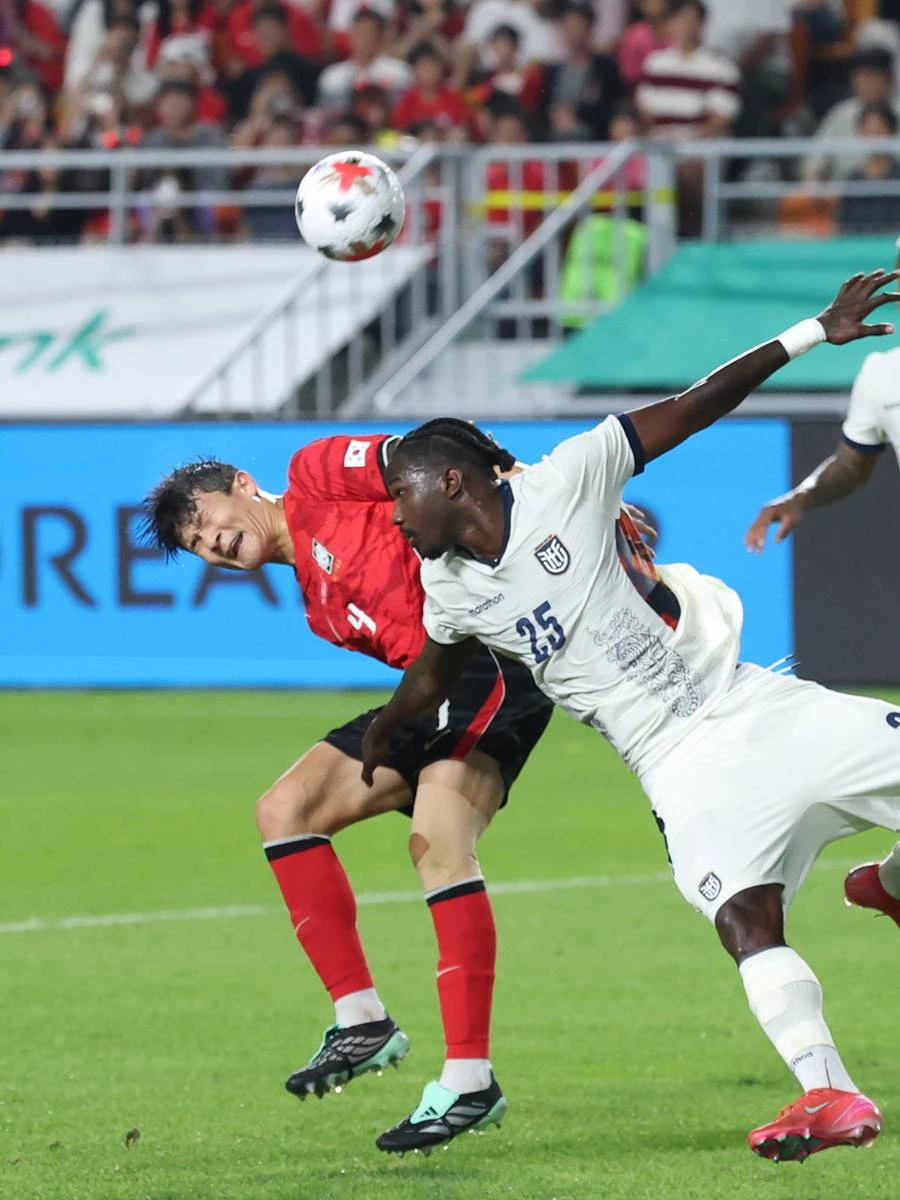 지난달 24일 경기 수원시 팔달구 수원월드컵경기장에서 열린 축구 국가대표 평가전 대한민국과 에콰도르의 경기, 김민재가 볼다툼을 하고 있다 / 뉴스1