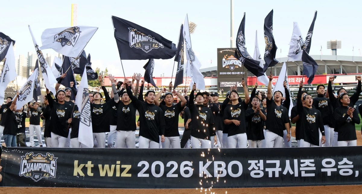 5일 오후 경기 수원시 장안구 KT위즈파크에서 열린 '2026 신한 SOL 뱅크 KBO리그' 롯데 자이언츠와 KT 위즈의 경기 종료 후 정규시즌 우승을 확정한 KT 선수들이 세리머니를 하고 있다. / 뉴스1