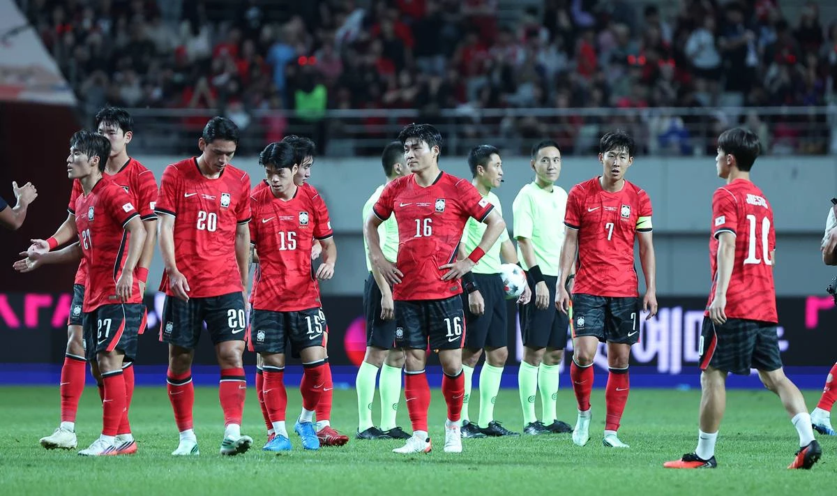 지난달 28일 서울 마포구 서울월드컵경기장에서 열린 축구 국가대표팀 평가전 대한민국과 우루과이의 경기에서 1-4로 패배한 대한민국 손흥민이 아쉬워하고 있다 / 뉴스1