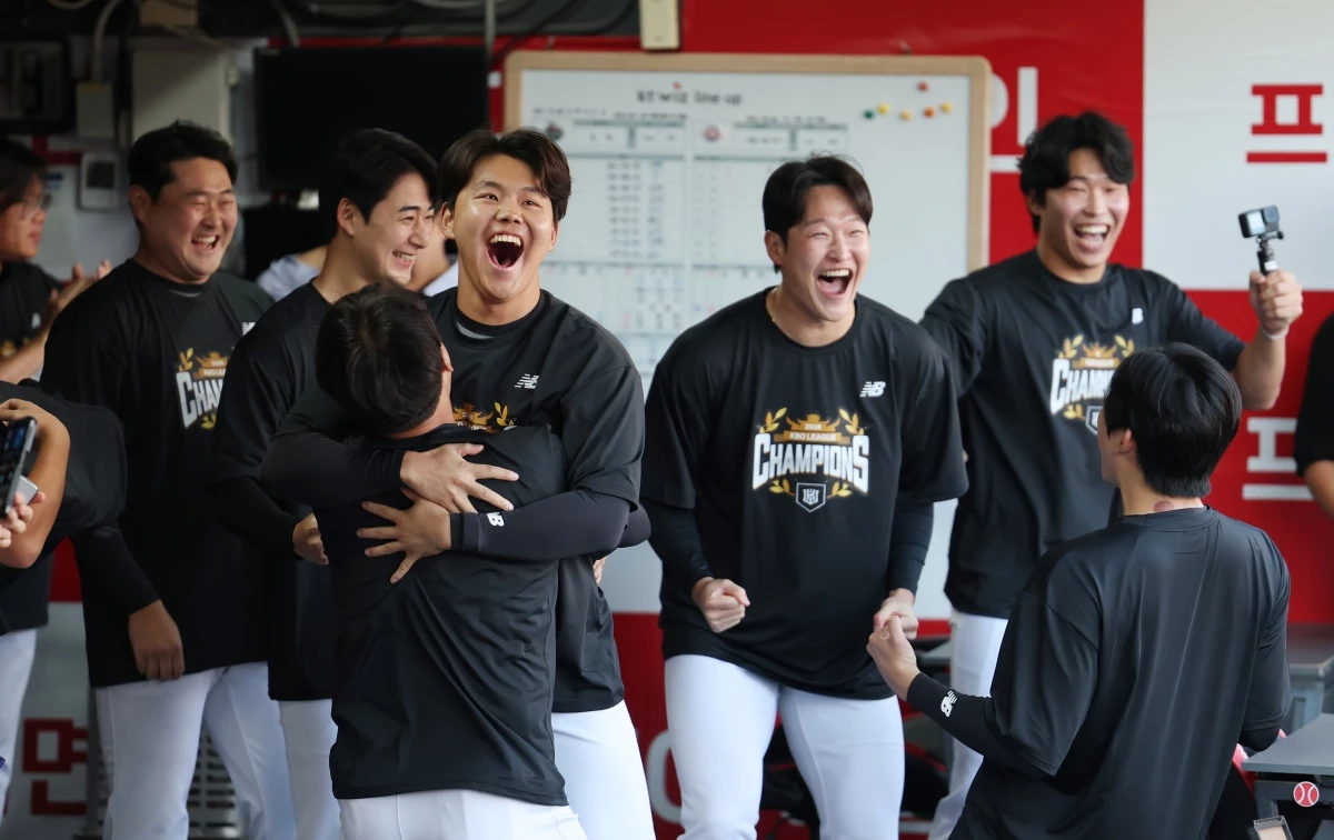 5일 오후 경기 수원시 장안구 KT위즈파크에서 열린 '2026 신한 SOL 뱅크 KBO리그' 롯데 자이언츠와 KT 위즈의 경기 종료 후 정규시즌 우승이 확정되는 순간 KT 선수들이 기뻐하고 있다 / 뉴스1