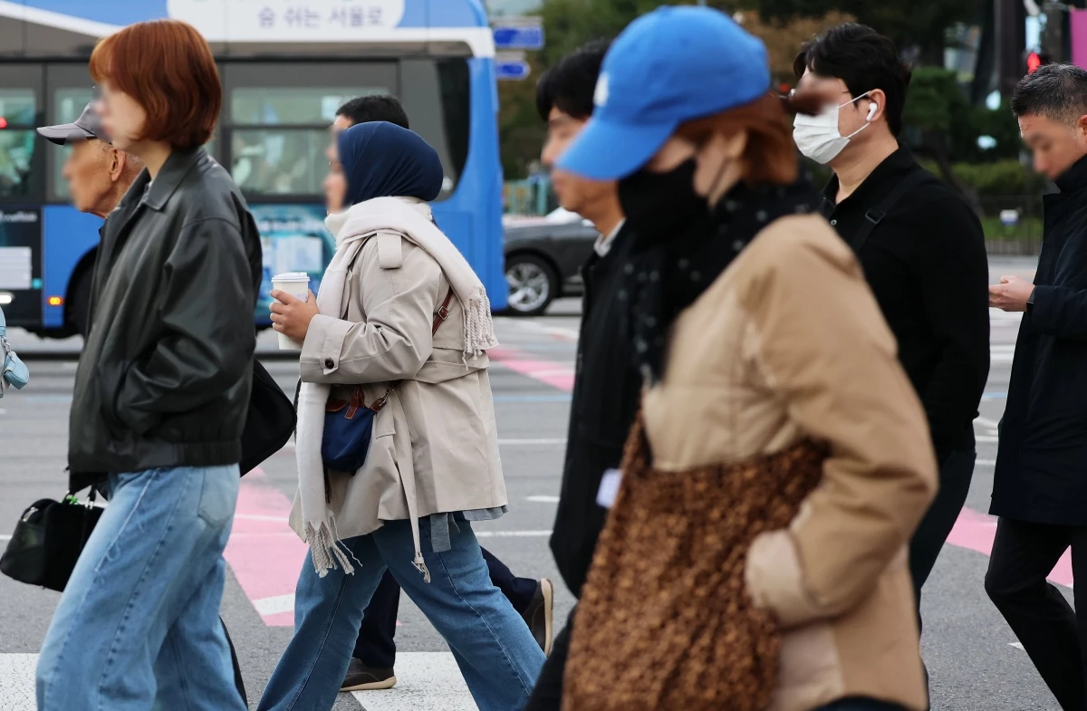 서울 광화문 네거리에서 시민들이 몸을 움츠린 채 출근길 발걸음을 재촉하고 있다. / 뉴스1