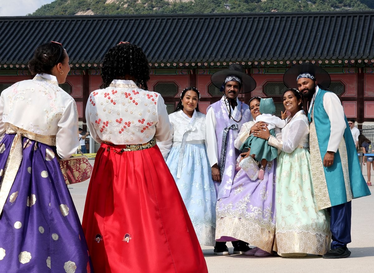 서울 종로구 경복궁을 찾은 외국인 관광객들이 한복을 입고 기념촬영을 하고 있다. 기사 이해를 돕기 위한 자료 사진. 6일 서울시에 따르면 올해 1∼8월 서울을 방문한 누적 외국인 방문객은 1156만 명으로 역대 최고치를 기록한 것으로 조사됐다. 이는 지난해 같은 기간(951만 명)과 비교해 21.6% 증가했다. 올해 8월 한 달간은 172만 명이 방문해 지난해 8월(140만 명)보다 23.3% 많았다. 국가별로는 중국과 일본, 대만 3개국 관광객이 올해 8월 서울 방문 외국인 관광객의 66.4%를 차지한 것으로 집계됐다. 중국이 63만 6000명(36.9%)으로 가장 많았고 일본이 32만 2000명(18.6%), 대만이 18만 8000명(10.9%)으로 그 뒤를 이었다. / 뉴스1