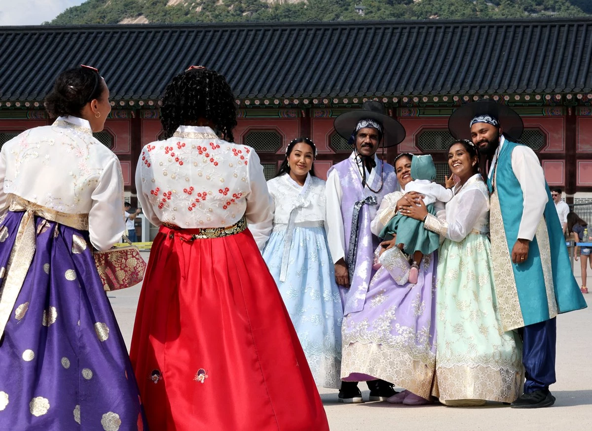 서울 종로구 경복궁을 찾은 외국인 관광객들이 한복을 입고 기념촬영을 하고 있다. 기사 이해를 돕기 위한 자료 사진. 6일 서울시에 따르면 올해 1∼8월 서울을 방문한 누적 외국인 방문객은 1156만 명으로 역대 최고치를 기록한 것으로 조사됐다. 이는 지난해 같은 기간(951만 명)과 비교해 21.6% 증가했다. 올해 8월 한 달간은 172만 명이 방문해 지난해 8월(140만 명)보다 23.3% 많았다. 국가별로는 중국과 일본, 대만 3개국 관광객이 올해 8월 서울 방문 외국인 관광객의 66.4%를 차지한 것으로 집계됐다. 중국이 63만 6000명(36.9%)으로 가장 많았고 일본이 32만 2000명(18.6%), 대만이 18만 8000명(10.9%)으로 그 뒤를 이었다. / 뉴스1