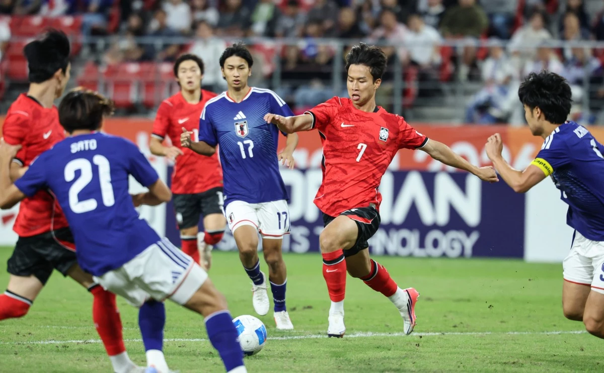 지난 3일 일본 아이치현 도요타 스타디움에서 열린 2026 아이치·나고야 아시안게임 축구 결승전 대한민국과 일본의 경기, 대한민국 엄지성이 돌파하고 있다. / 뉴스1