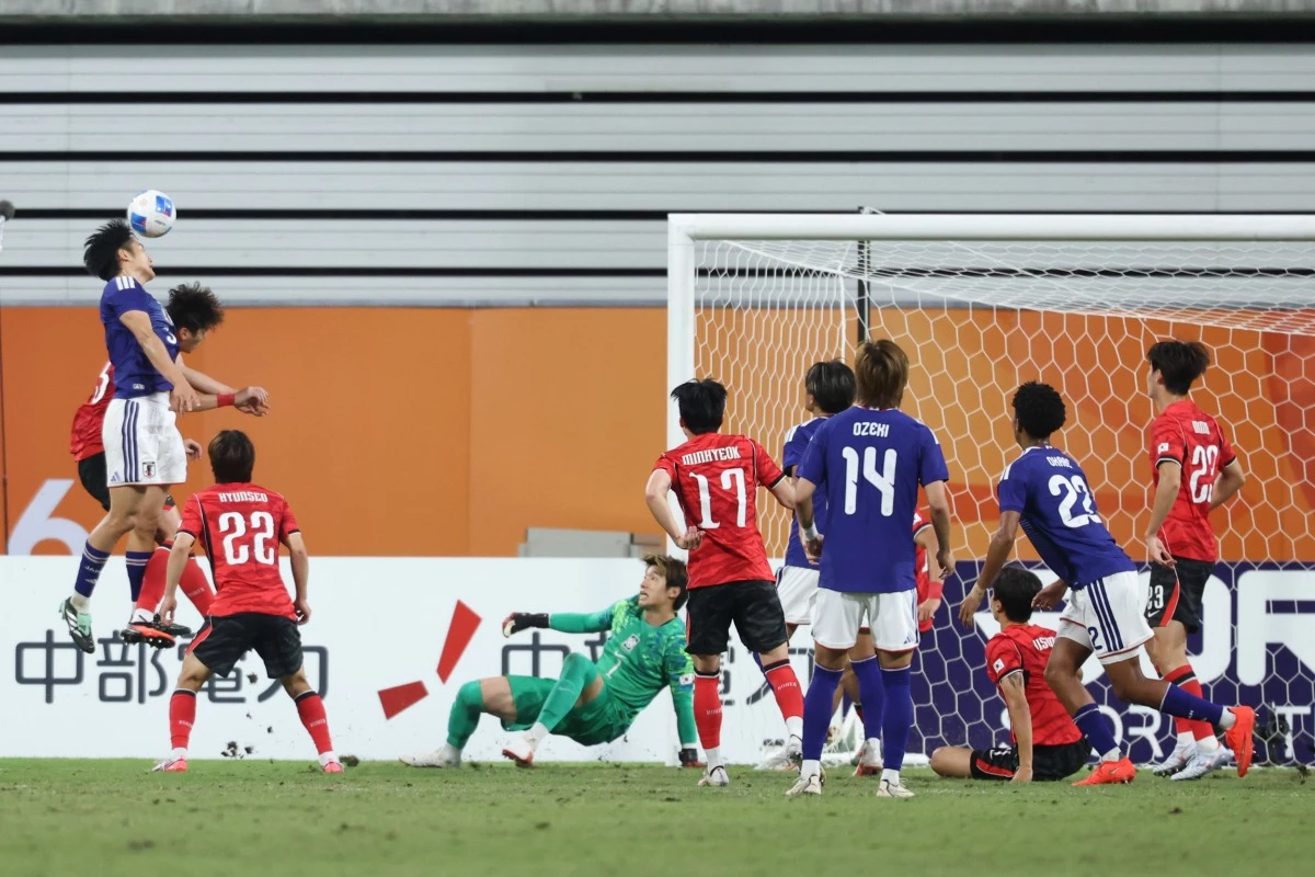 지난 3일 일본 아이치현 도요타 스타디움에서 열린 2026 아이치·나고야 아시안게임 축구 결승전 대한민국과 일본의 경기, 일본 이치하라 리온이 대한민국 문전을 향해 헤더를 하고 있다. / 뉴스1