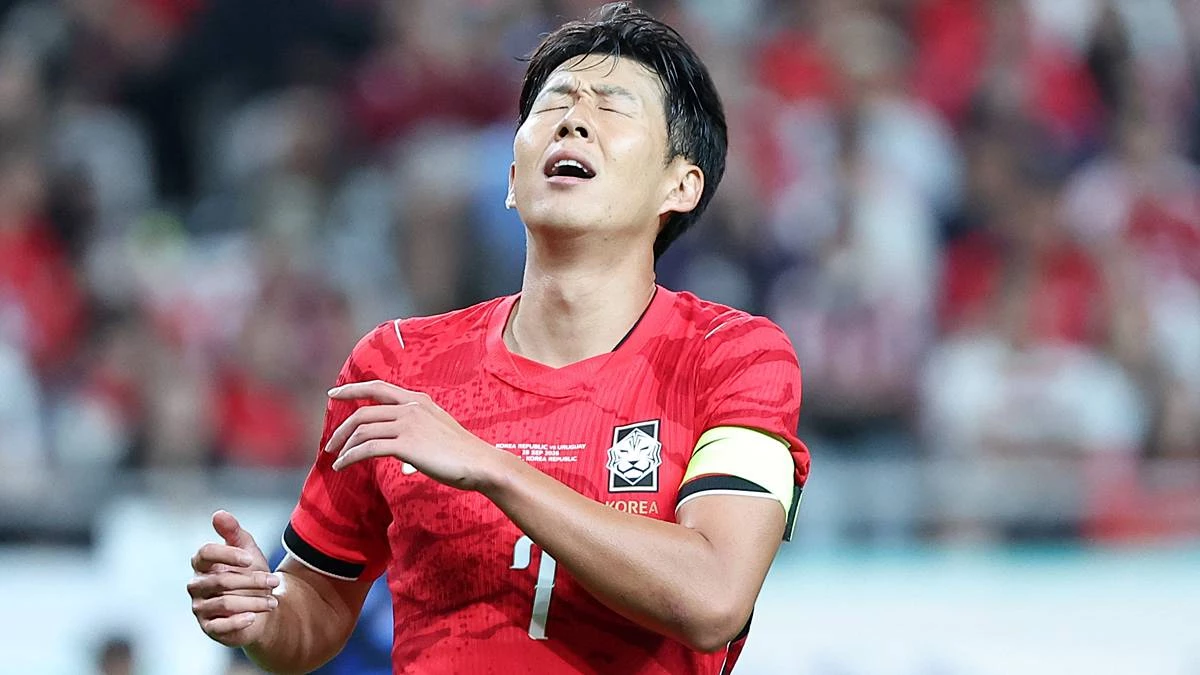 지난달 28일 서울 마포구 서울월드컵경기장에서 열린 축구 국가대표팀 평가전 대한민국과 우루과이의 경기, 대한민국 손흥민이 득점 기회를 놓친 후 아쉬워하고 있다 / 뉴스1
