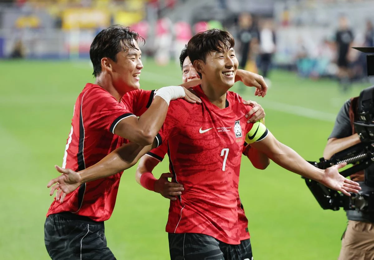지난달 24일 경기 수원시 팔달구 수원월드컵경기장에서 열린 축구 국가대표 평가전 대한민국과 에콰도르의 경기, 손흥민이 득점을 한 뒤 기뻐하고 있다 / 뉴스1