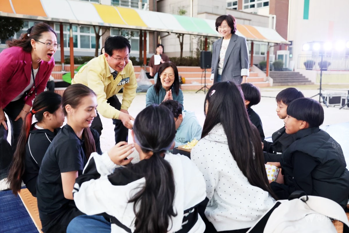 박병규 광산구청장이 지난 2일 대반초등학교 운동장에서 열린 ‘제4회 모기장 영화제’를 찾아 청소년들과 이야기를 나누며 소통하고 있다