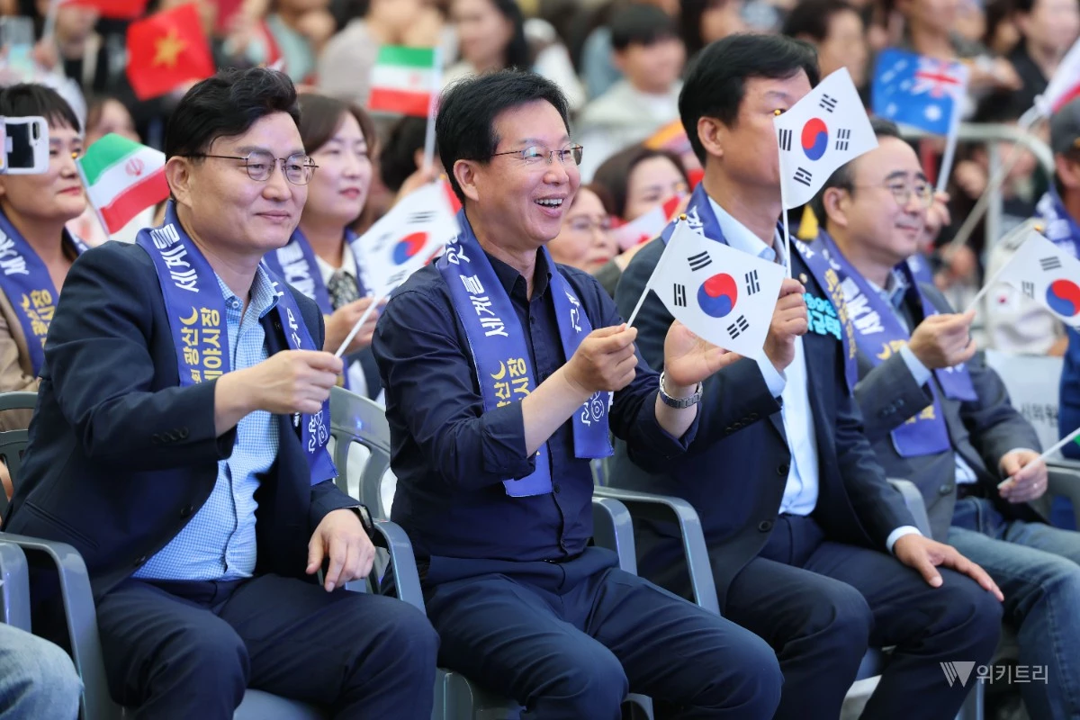 박병규 광산구청장이 지난 3일 월곡동 목련로 일원에서 열린 제3회 광산세계야시장에서 태극기를 흔들며 공연을 관람하고 있다. / 광주시 광산구