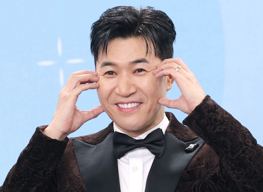'1박2일' 김종민이 2025년 12월 20일 서울 영등포구 KBS홀에서 열린 ‘2025 KBS 연예대상’에 참석해 포즈를 취하고 있다. / 뉴스1