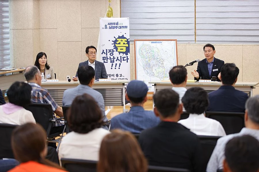 최 시장이 7월 29일 다산1동 ‘시장 좀 만납시다’에서 주민들과 지역 현안을 논의하고 있다