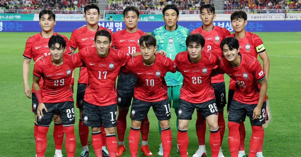 지난달 24일 경기 수원시 팔달구 수원월드컵경기장에서 열린 축구 국가대표 평가전 대한민국과 에콰도르의 경기 전 대한민국 선수들이 기념촬영을 하고 있다. / 뉴스1