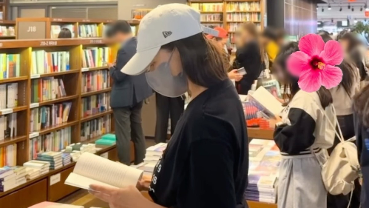 김희선이 5일 자신의 SNS를 통해 대형 서점에서 독서를 하고 있는 근황을 공개했다. / 김희선 인스타그램