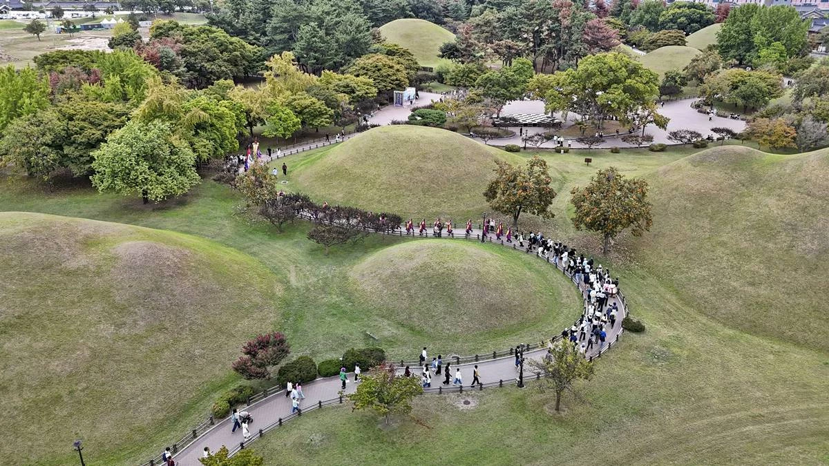 완연한 가을 날씨가 이어지면서 경북 경주 주요 관광지에 국내외 관광객들의 발길이 몰리고 있다./이하 경주시