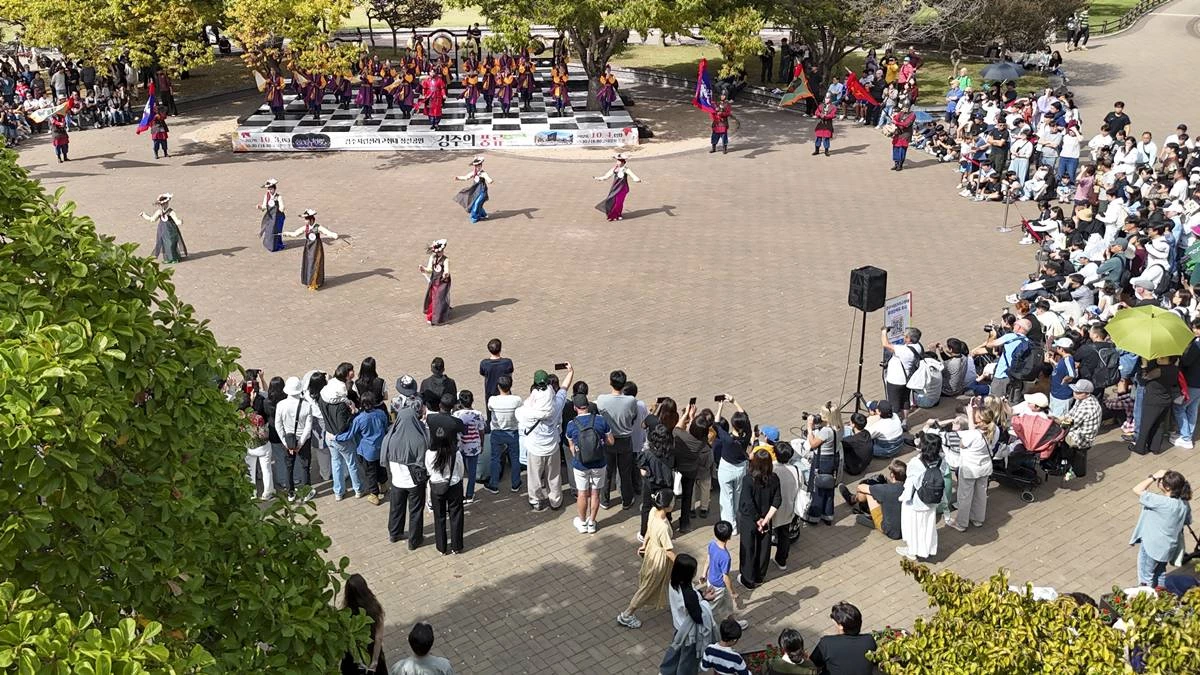 [포토뉴스]가을 맞은 경주…동부사적지·대릉원 관광객 ‘북적’