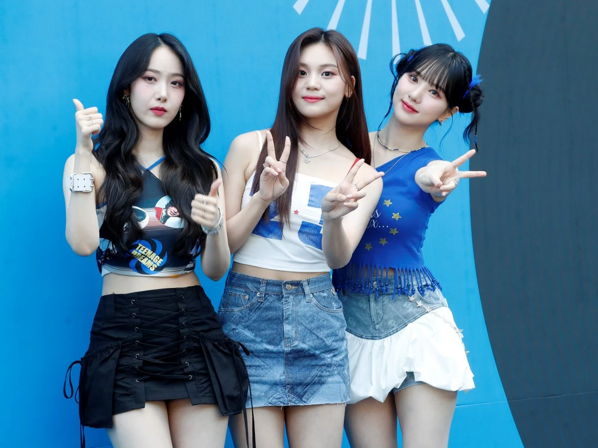 그룹 비비지의 신비(왼쪽부터)와 엄지, 은하가 2023년 서울 송파구 잠실실내체육관에서 열린 ‘펩시 썸머 페스타 2023’ 블루카펫 행사에서 포즈를 취하고 있다. / 뉴스1