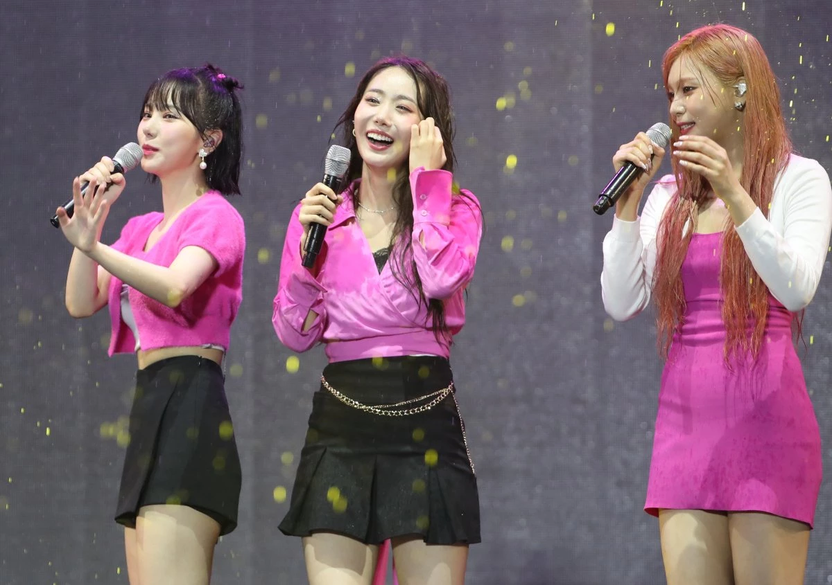 그룹 비비지(VIVIZ) 은하(왼쪽부터)와 신비, 엄지가 2022년 서울 송파구 잠실 종합운동장 보조경기장에서 열린 ‘2022 한국문화축제’ K-POP 공연에서 쏟아지는 비를 맞으며 인사를 하고 있다. / 뉴스1