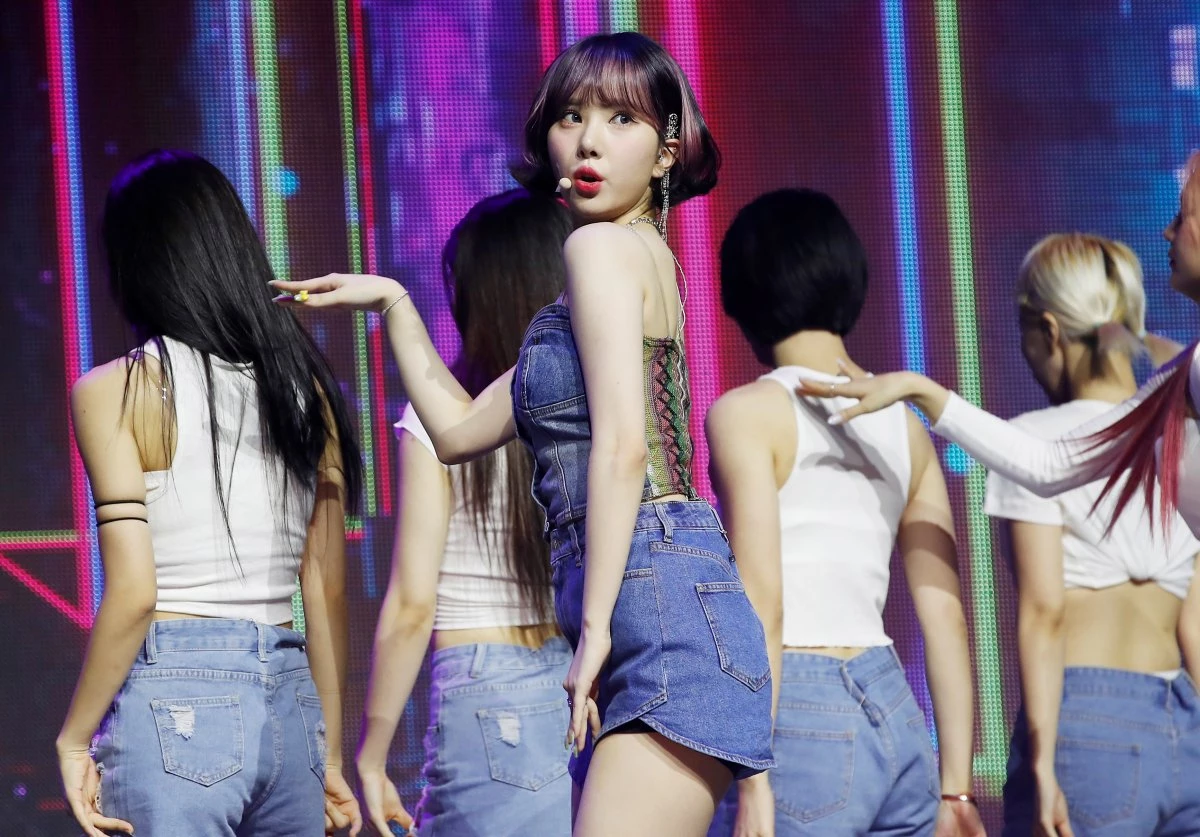 걸그룹 VIVIZ(비비지) 은하가 2022년 서울 광진구 예스24라이브홀에서 가진 두 번째 미니앨범 ‘서머 바이브(Summer Vibe)’ 발매 쇼케이스에서 신곡을 선보이고 있다.  / 뉴스1