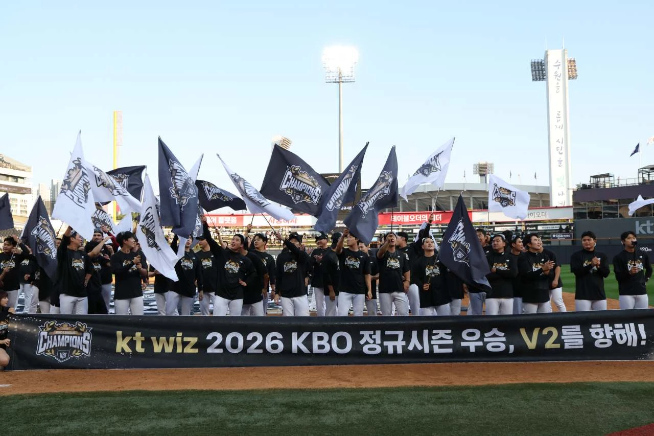 KT 위즈 선수들이 지난 5일 경기도 수원케이티위즈파크에서 열린 2026 KBO리그 프로야구 롯데 자이언츠와 kt wiz의 경기에서 승리해 정규리그 우승을 확정 후 그라운드에서 세리머니를 하고 있다. / 뉴스1